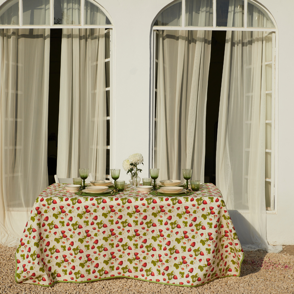 GISELLE STRAWBERRY TABLECLOTH