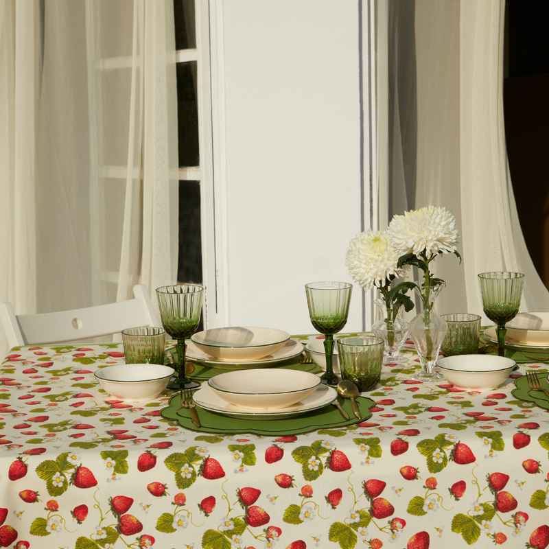 GISELLE STRAWBERRY TABLECLOTH