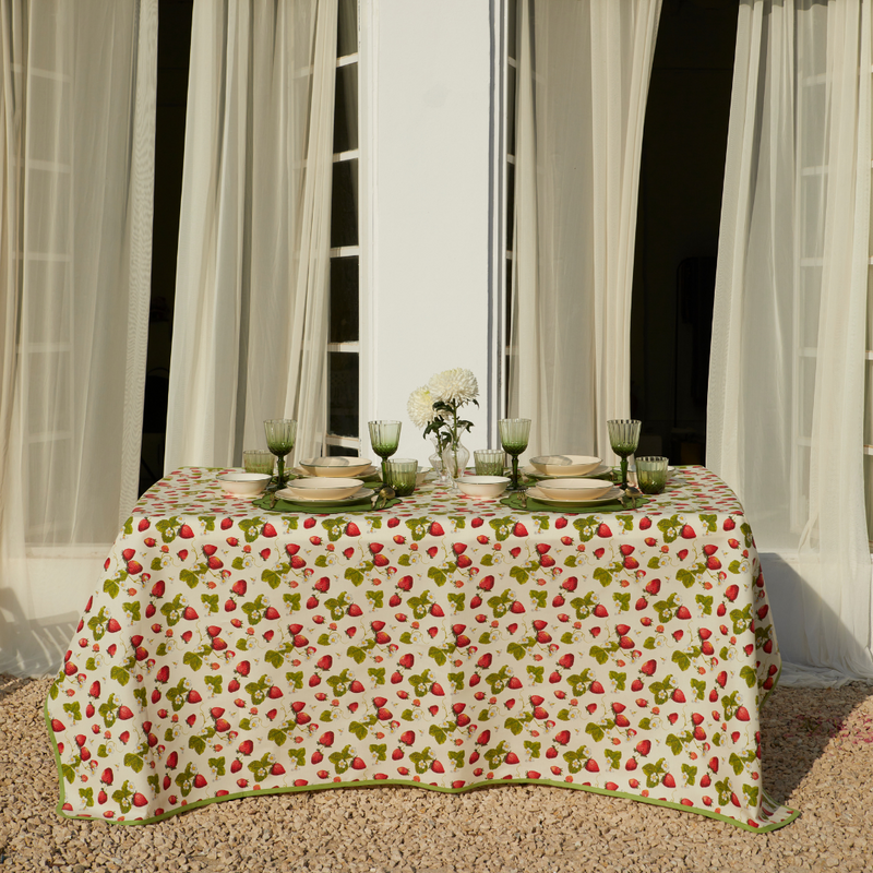 GISELLE STRAWBERRY TABLECLOTH